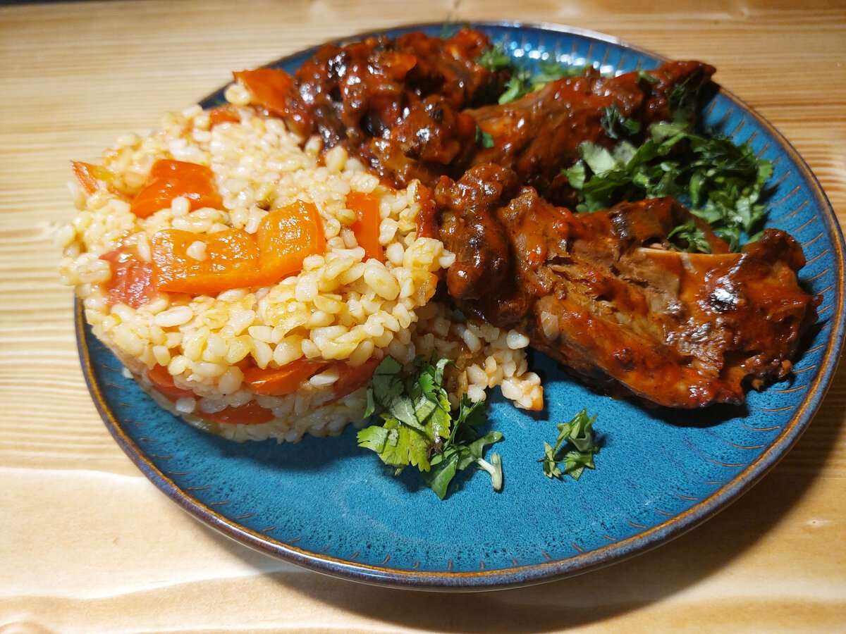 Авторский рецепт от Юлии Шевцовой "Лопатка зайца тушенная с шафраном и булгур с овощами". Количество порций: 4