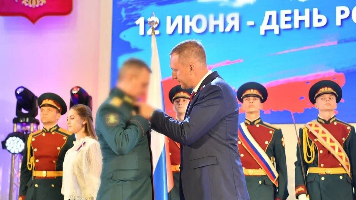    Роман Бусаргин в канун Дня России вручил почетные знаки участникам СВОНовости Саратова и области – Сетевое издание «Репортер64»