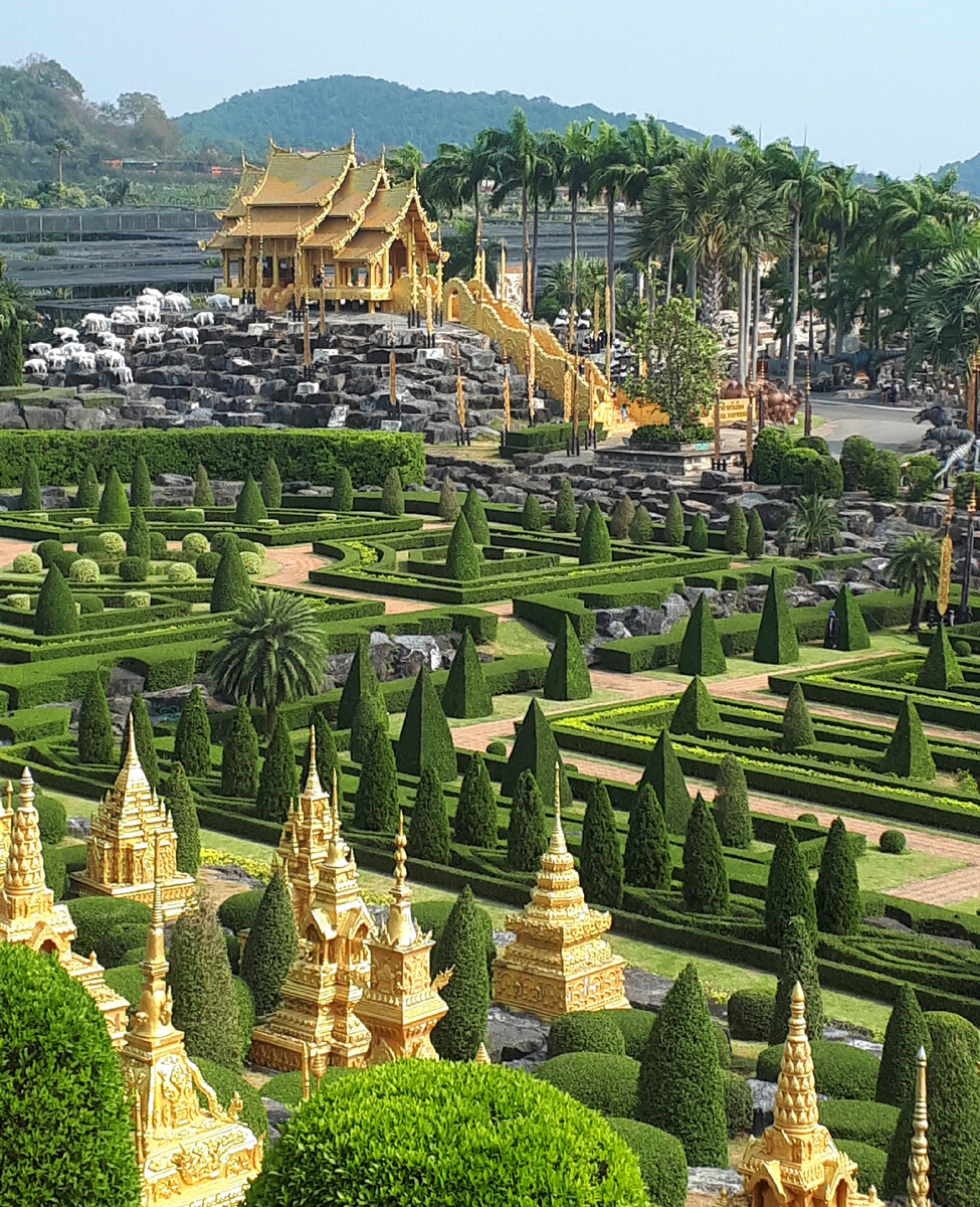 На дальнем краю сада старая звонница, в этот раз не пошли туда