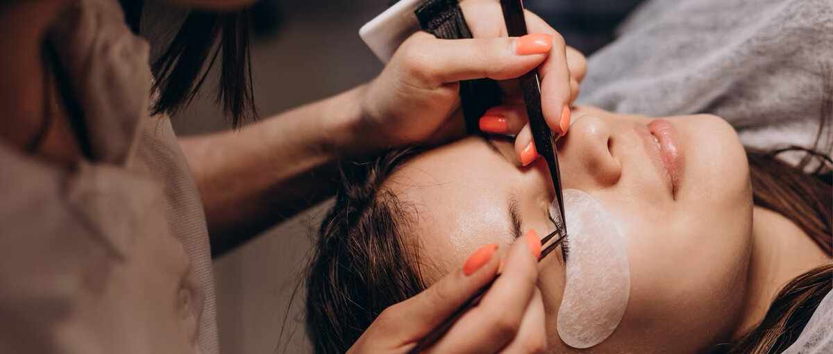 В среднем на каждый глаз крепится 40-100 искусственных ресниц.