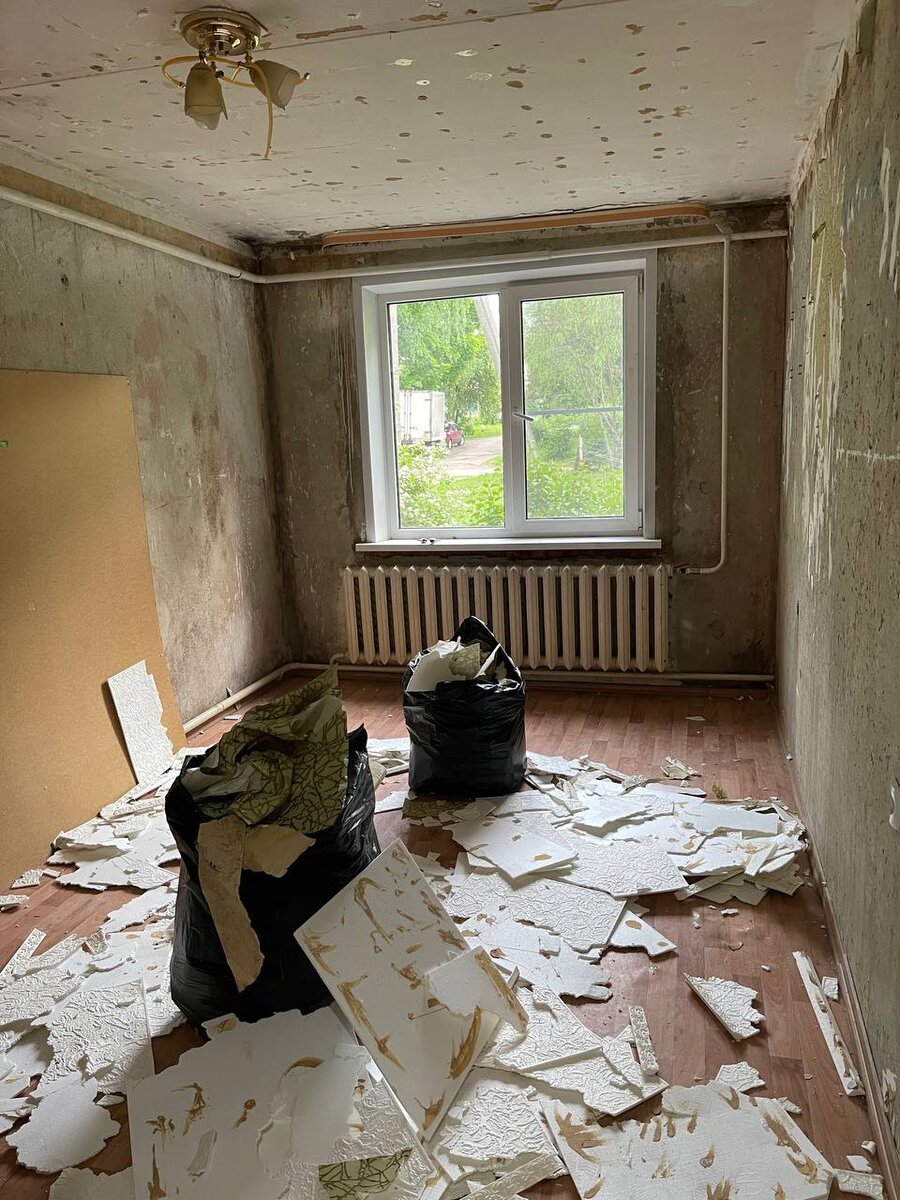 Сдираю старые покрытия в будущей детской комнате