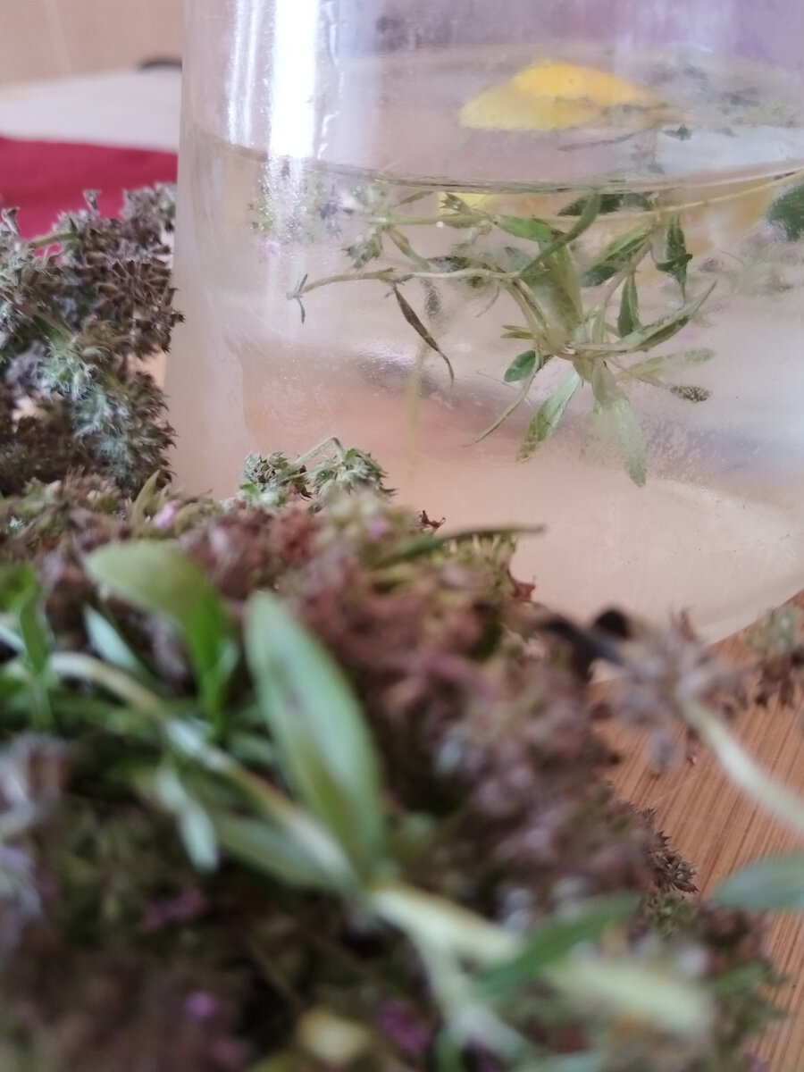 Вода с чабрецом и лимоном