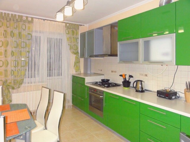 Замена штор и салфеток спасла бы интерьер этой кухни и привнесла бы уюта