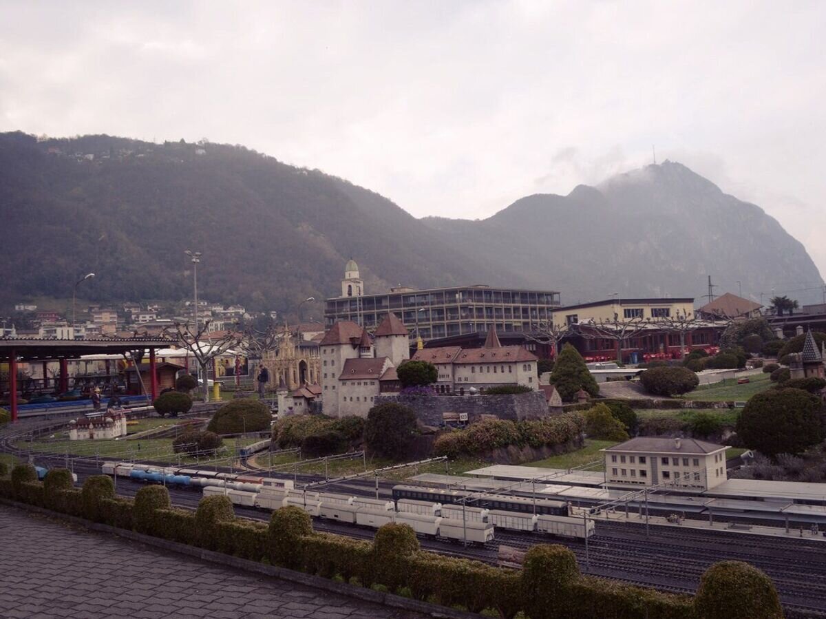    Замок в Burgdorf, кантон Берн и вид на железную дорогу (миниатюра)© Евгения Петрова