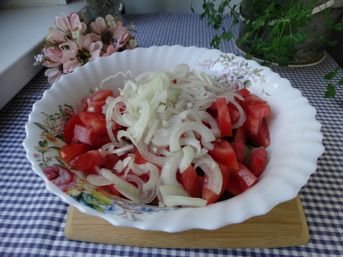 Овощной салат из огурцов, помидоров, перца и лука на зиму