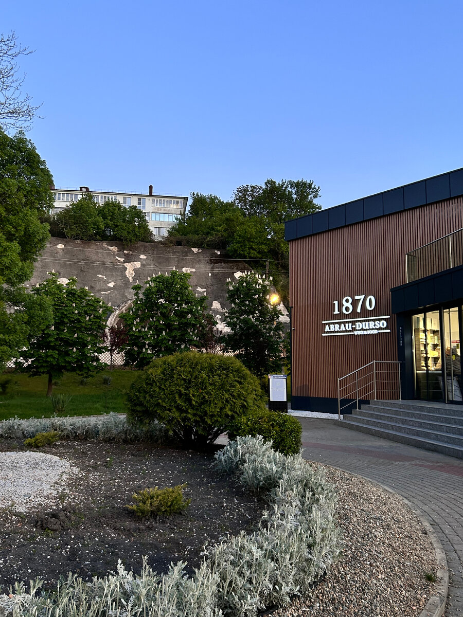 Абрау Дюрсо, о нем немного расскажу… село в Краснодарском крае. Административный центр сельского округа Абрау-Дюрсо муниципального образования город Новороссийск. 