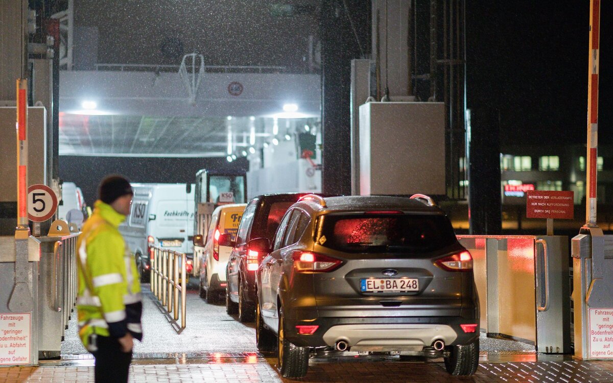    Погрузка машин на паром. Германия © Mohssen Assanimoghaddam/Global Look Press