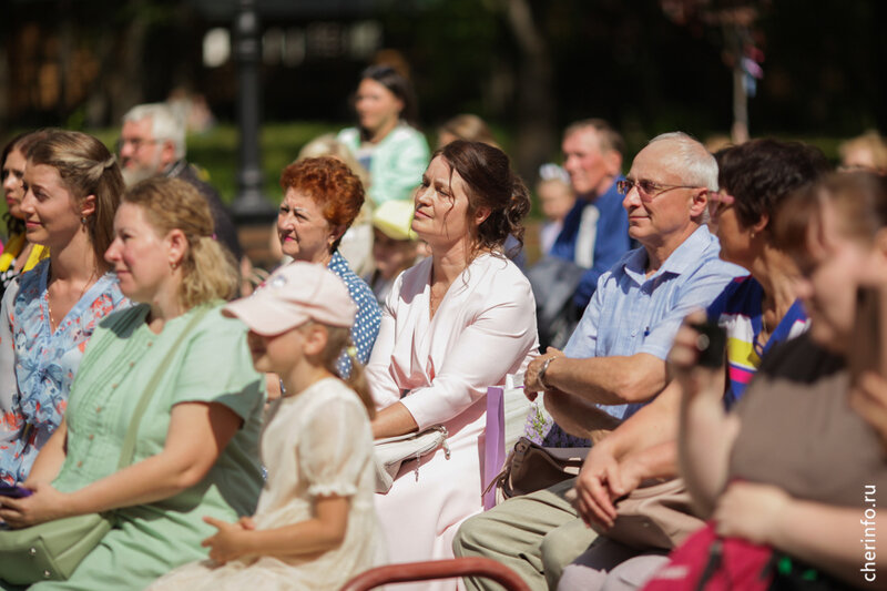   Церемония чествования семей, проживших вместе не менее 30 лет, прошла в Соляном саду.