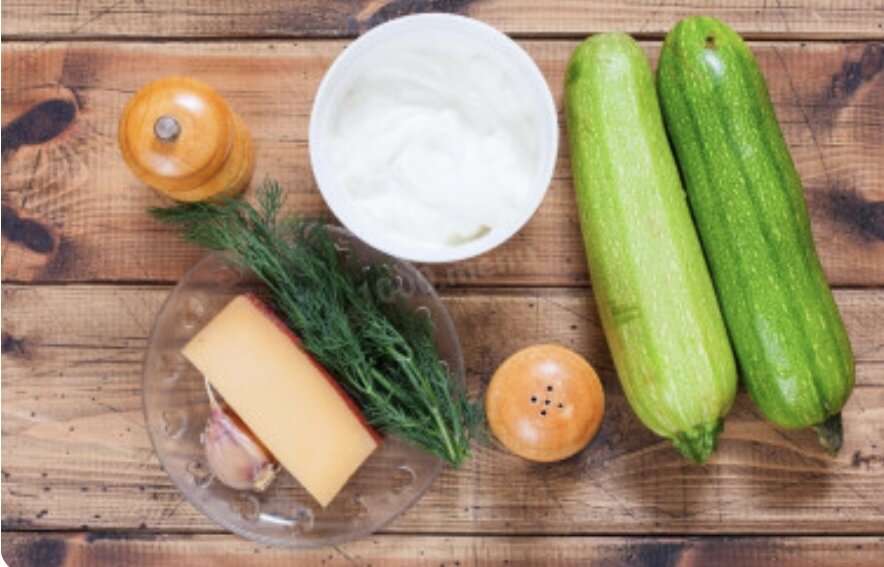 Подготовить указанные продукты. Кабачки подойдут молодые с тонкой шкуркой, можно взять один средний или, как у меня, два маленьких. Сметану можно брать любой жирности, сыр твёрдый (у меня Пармезан), но можно выбрать любой на свой вкус. Чеснок я указываю одни зубчик, но можно добавить и больше, тоже по своему вкусу. Подготовить форму или противень для запекания и включить разогреваться духовку на 180 градусов.