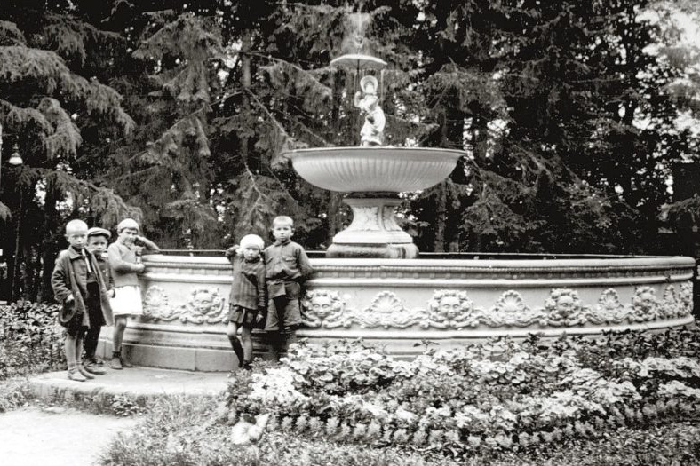 1935. Фонтан с девочкой под зонтиком. Источник: tabloid.net.ru