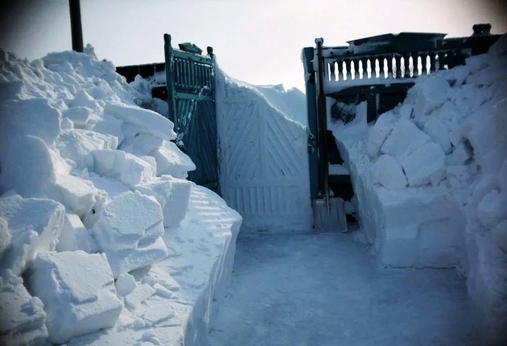 народные гулянья "рождество христово" выборг. пожелания доброго зимнего дня. дом занесло снегом. сказочные зимние ворота. украшения на новый год на воротах.