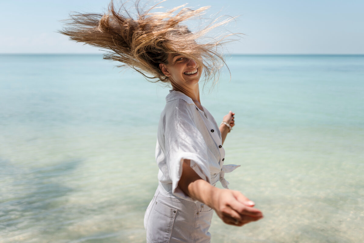 Image by <a href="https://www.freepik.com/free-photo/woman-enjoying-their-sunny-holiday_22894288.htm#query=%D0%B2%D0%B4%D0%BE%D1%85%20%D0%BC%D0%BE%D1%80%D0%B5%20%D0%B2%D0%BE%D0%B7%D0%B4%D1%83%D1%85&position=1&from_view=search&track=ais">Freepik</a>