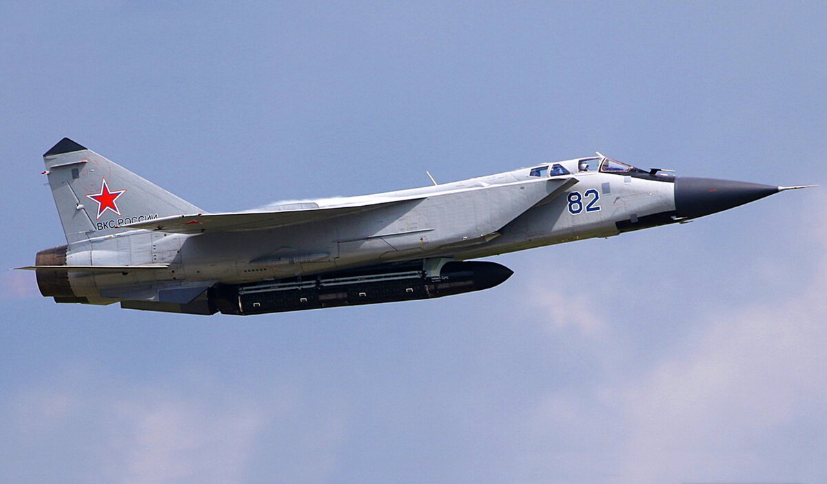 Миг-31И с бортовым номером "82 "синий" перспективной с противокосмической (противоспутниковой) ракетой. Источник фото glav.su 