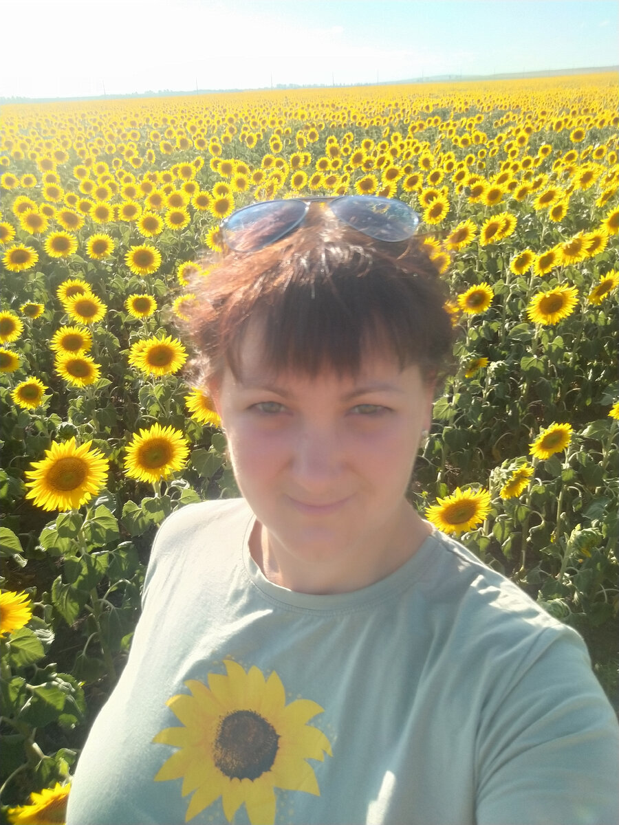 Моя любовь- подсолнухи... Так хочется уткнуться носом в этот маленький, желтенький солнечный круг с лепестками- лучиками.