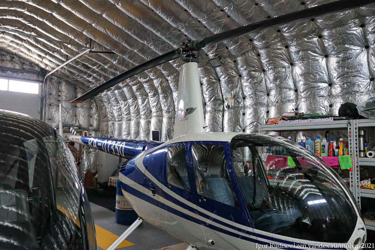 Пара частных вертолетов в ангаре