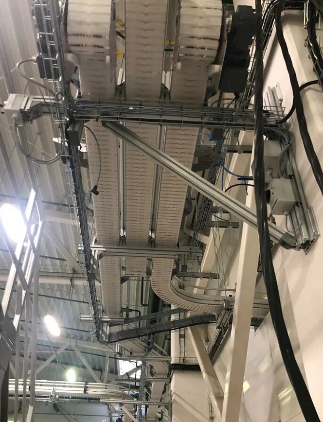 Узел слияние потоков готовой продукции от двух линии на общий магистральный конвейер.