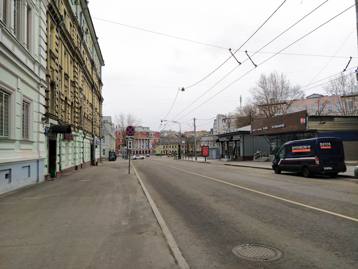 Новая Басманная улица, вид в сторону площади Разгуляй, апрель 2020