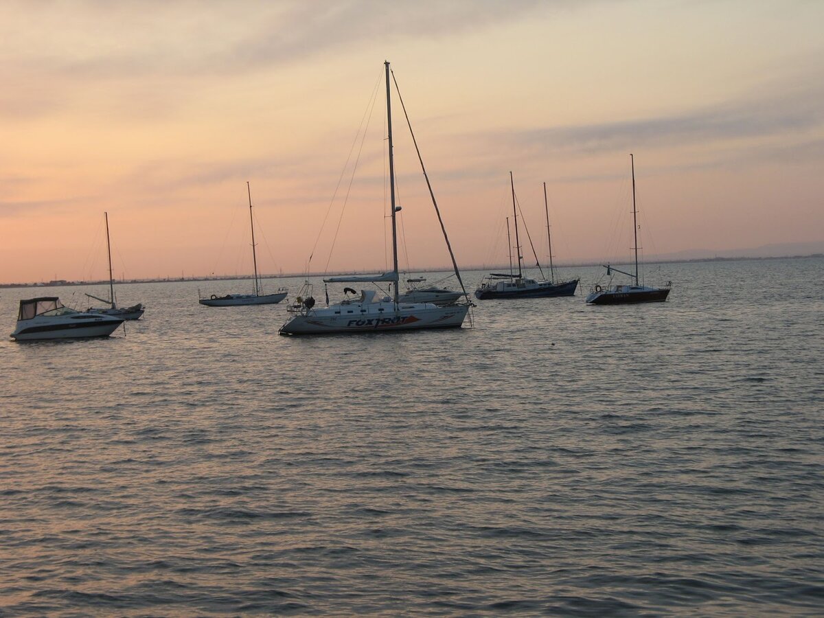 В Евпатории мы жили в 50 метрах от набережной. Утром в любую погоду варили кофе и шли с чашками к морю. Днем — прогулки по старому городу. Это был самый классный наш год в Евпатории