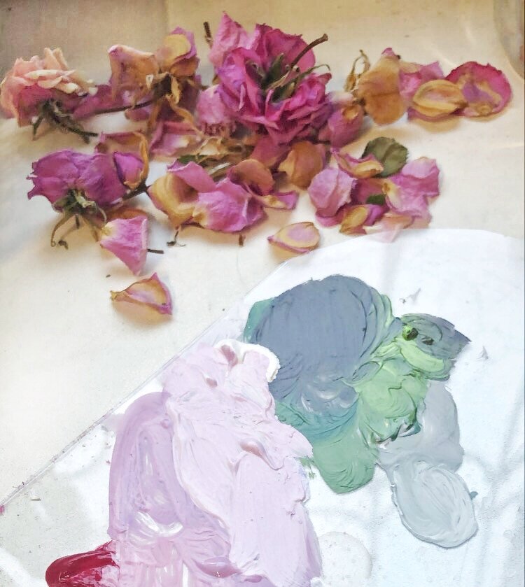 Палитра для акрила, сделанная из пластиковой упаковки от вышивального набора.