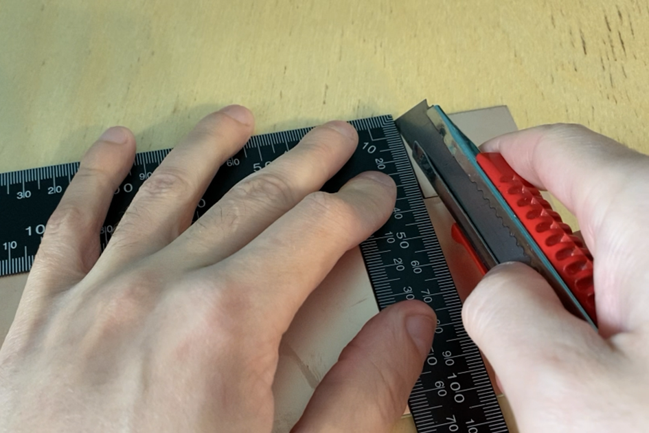 Вырезаю нужный размер текстолита.