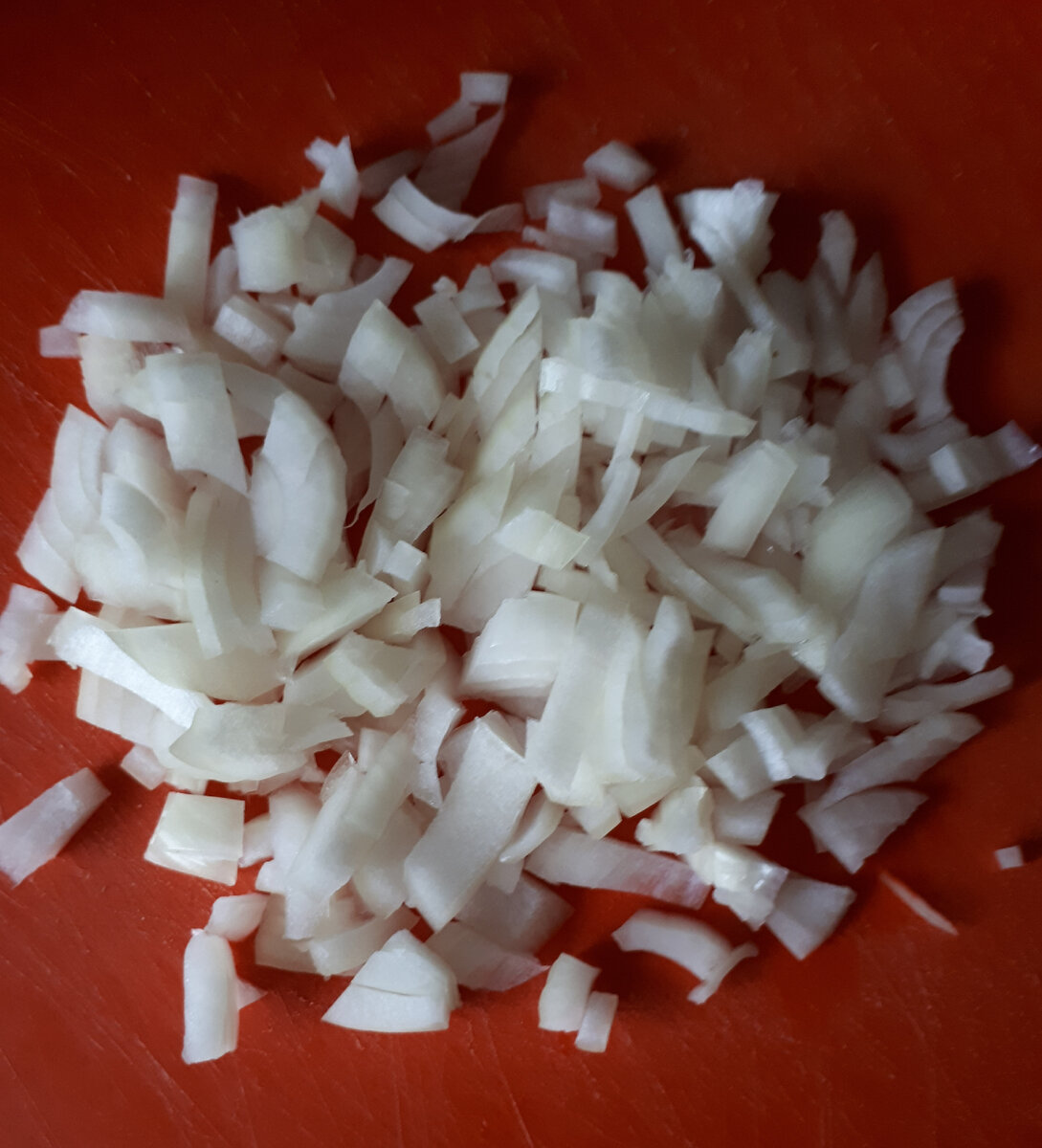 Репчатый лук нарезать
