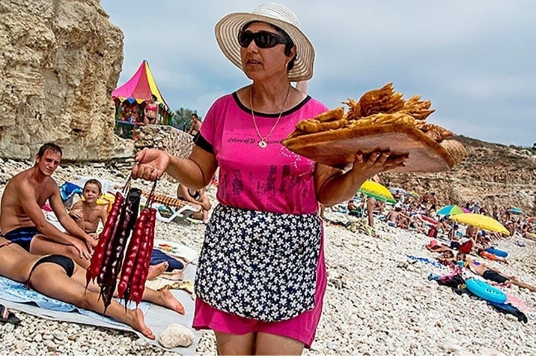 Турист на море показывает класс фото