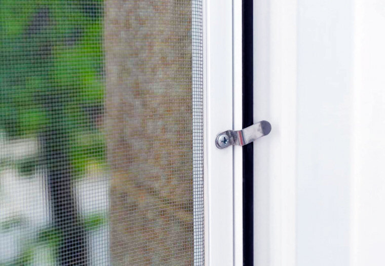 Чистить сетку рекомендуется  несколько раз в сезон.