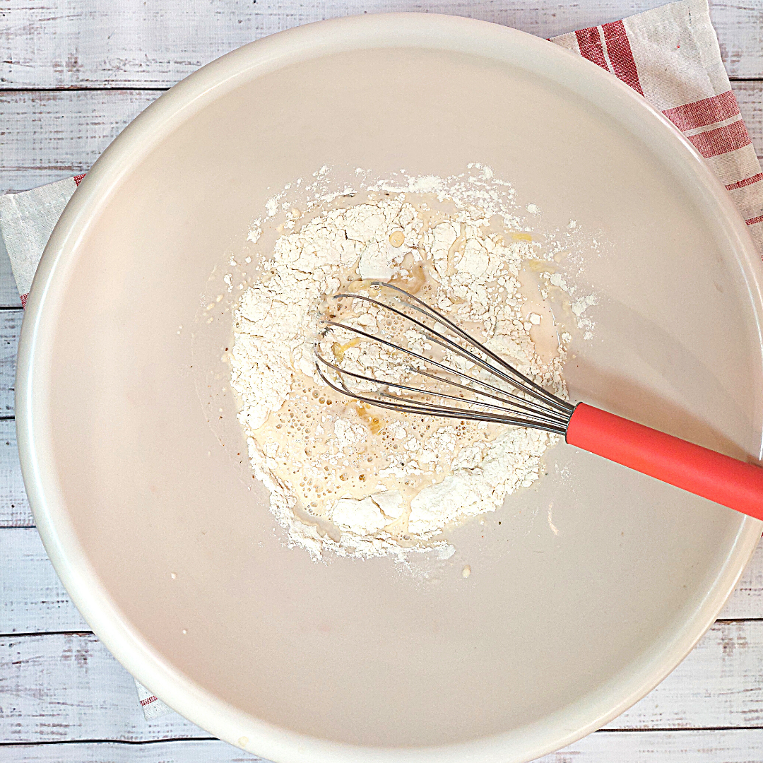 Подсыпаем муку. Перемешиваем.