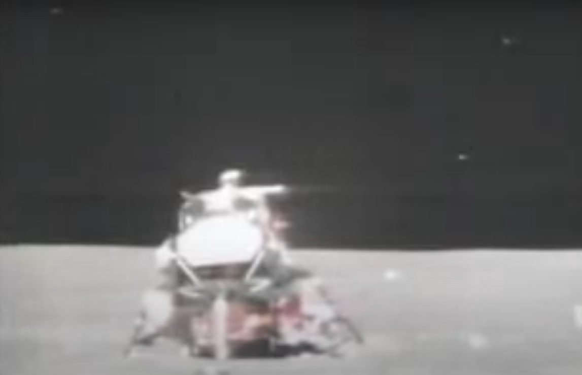 Как попали американцы на Луну, если лунный модуль на нее не садился?