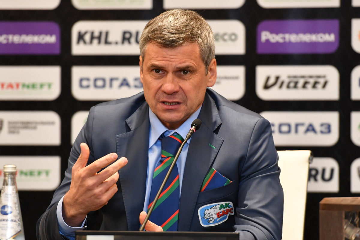 “Ак барс” продлил контракт с главным тренером Д.Квартальновым.  Официальный сайт клуба сообщает, что контракт по схеме “1+1”. Квартальнов работал в команде с 2019 года. Теперь контракт действует на 1 сезон. 