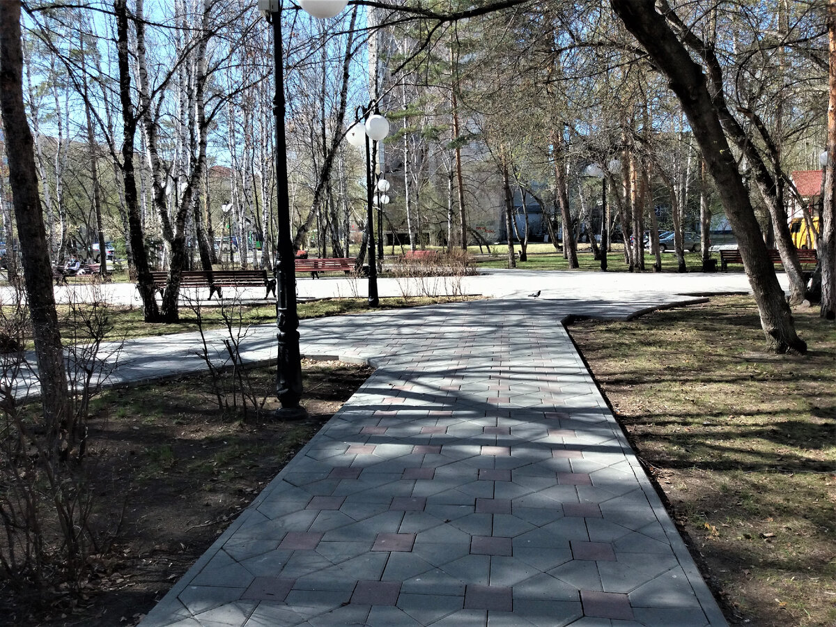 Весенний сквер Романтиков расположился неподалёку от Тюменского индустриального университета.