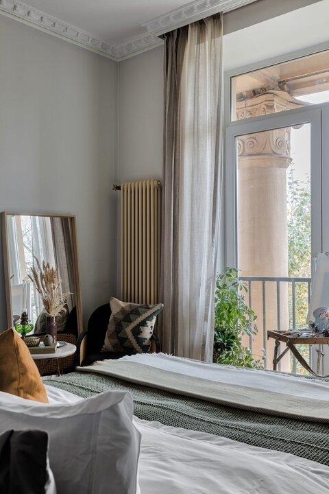 Квартира в Санкт-Петербурге. Лёгкие шторы не скрывают роскошный вид из окна и не перегружают интерьер. Автор проекта: Людмила Розводовская. Фото: Иван Сорокин.