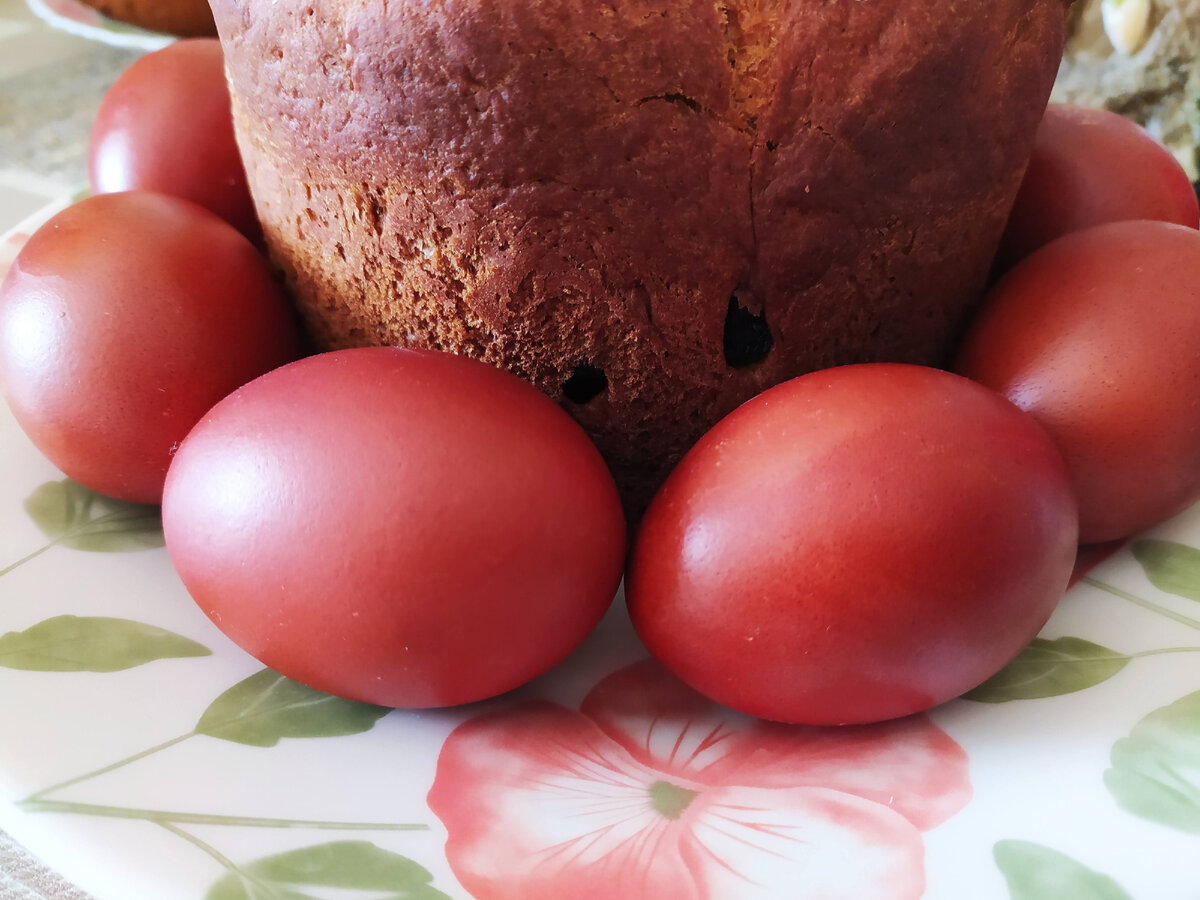 Окрашивание яиц в луковой шелухе