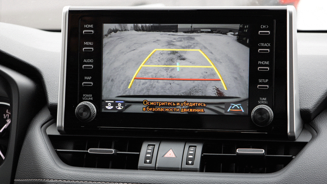 Камера заднего вида с динамической разметкой ставится на все машины со второй версии «Комфорт» и зачем-то предлагает два почти одинаковых варианта отображения картинки