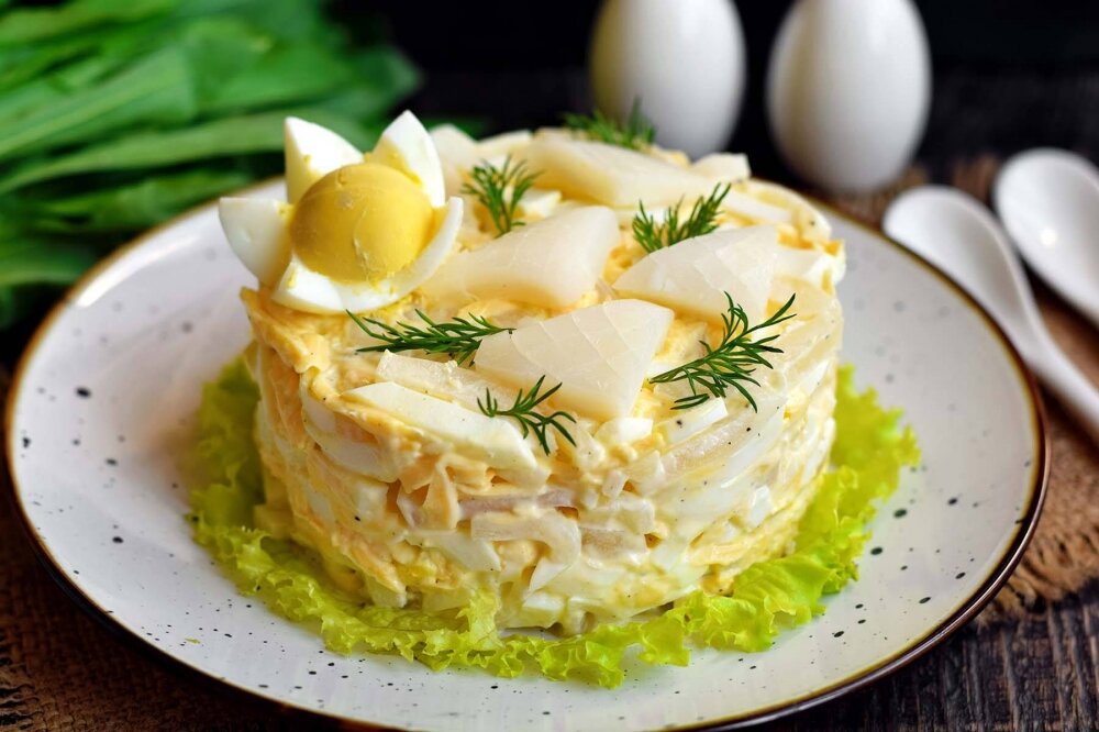 Салат из кальмаров с огурцом и яйцом