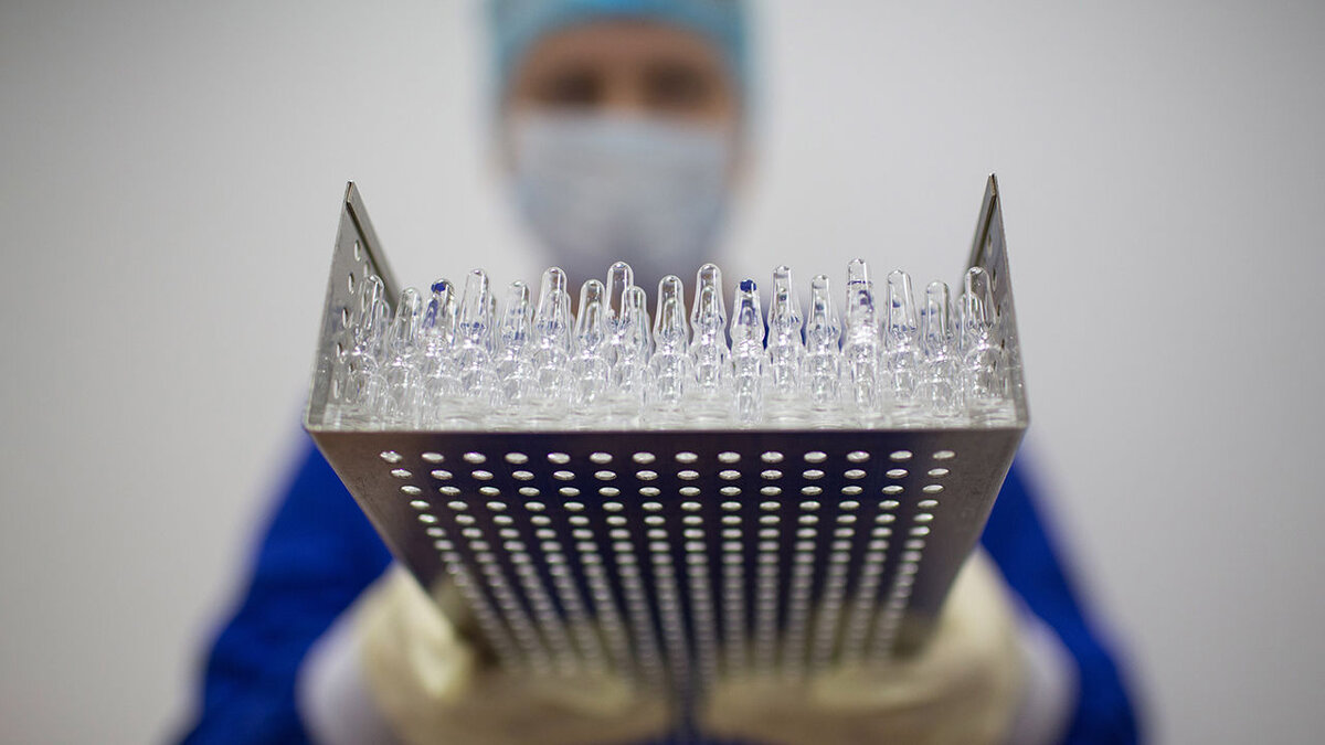 Эти российские дозы вакцины Sputnik V COVID-19 пока нельзя импортировать в Бразилию, потому что тамошний регулирующий орган считает, что они содержат инфекционные вирусы простуды. АНДРЕЙ РУДАКОВ / BLOOMBERG ЧЕРЕЗ GETTY IMAGES