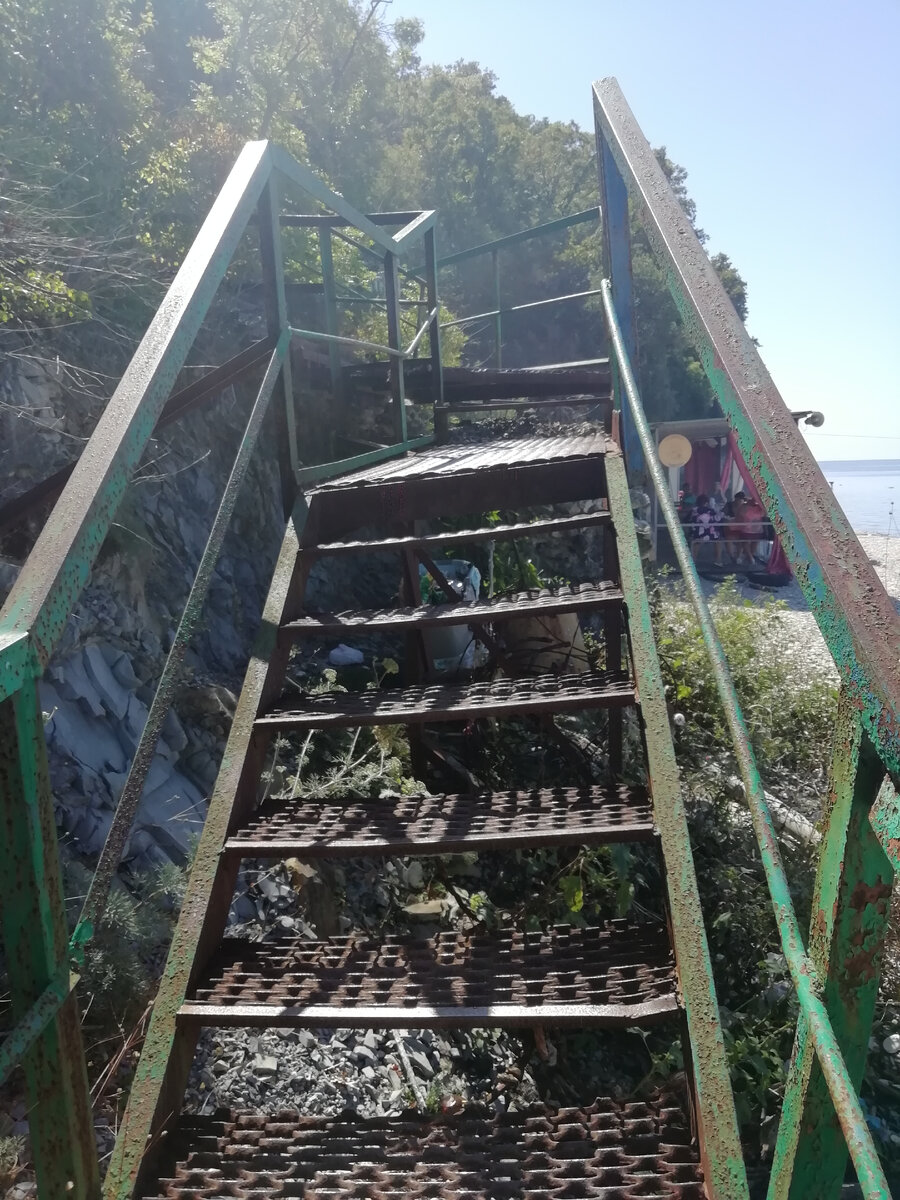 видавший виды металл лестницу существенно поржавел - возраст