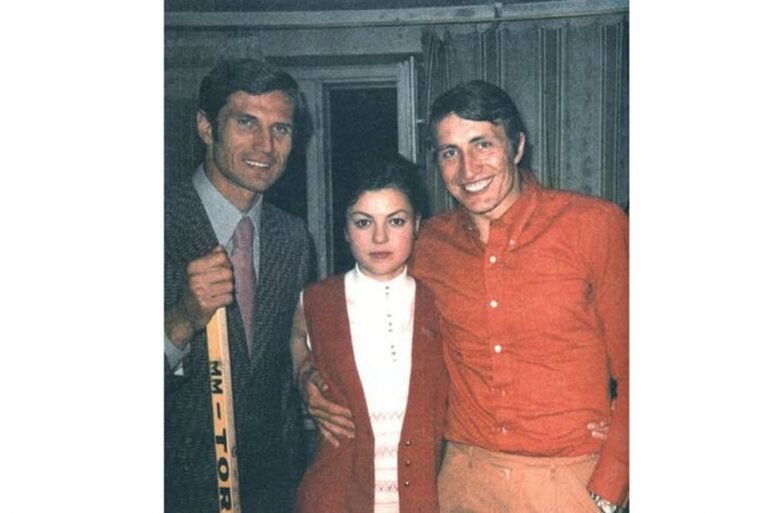 На фото Александр Якушев с красавицей-женой, с его голливудскою улыбкой, с его ростом 190 см, с его самой из нашей сборной 1972-го канадскою игрой. Фото взято с www.championat.com, ну а автор, наверняка, кто-то из канадцев.Слева на фото тоже, похоже, кто-то из "Торонто..." , судя по клюшке....