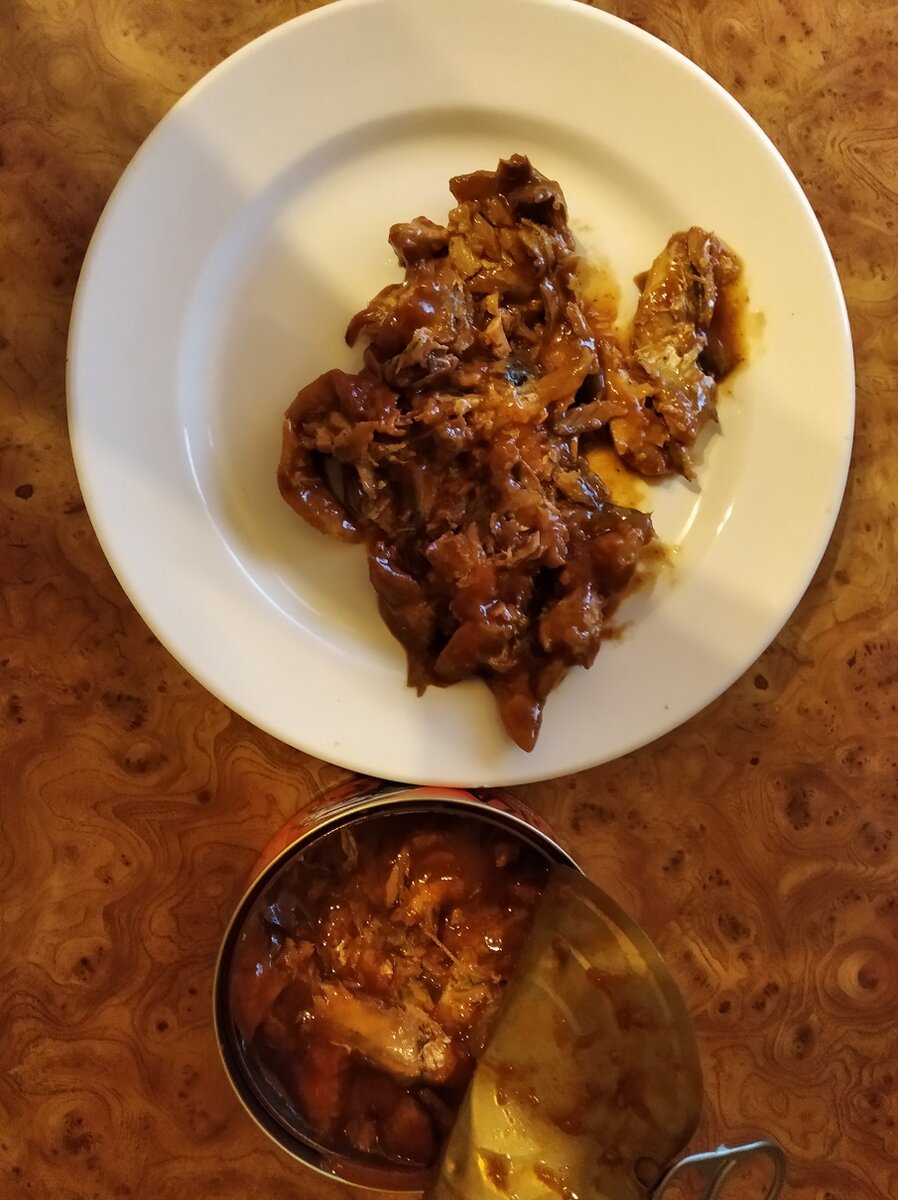 Выложил половину на тарелку. Камера безбожно желтит:(