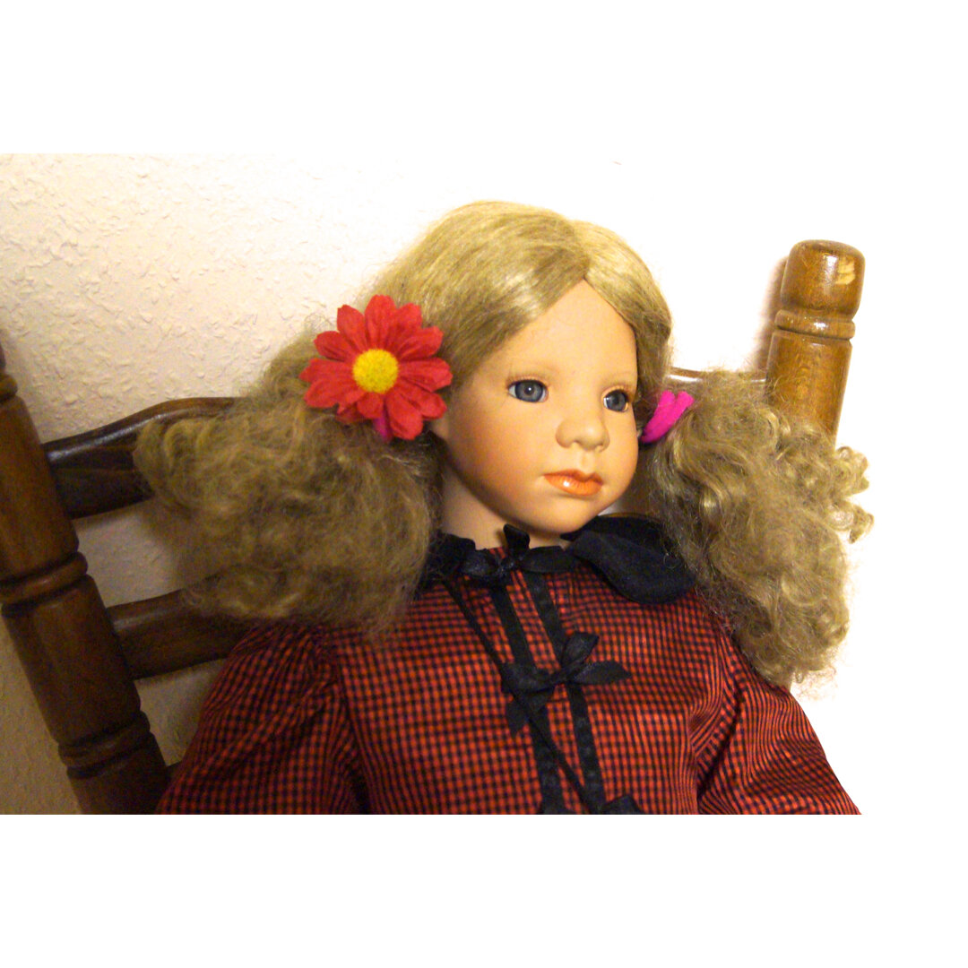 Малышка Алиссия от  мастера Андреи Цимерман Брук (Andrea Zimmermann-Brugg ) В поиске новой хозяйки. Во всем мире всего 500 таких куколок.Этот номер 67.Куколка в отличном состоянии, размер куколки 75 см. Лицо, ручки и ножки из фарфора, набивное тельце, глазки выдувное стекло