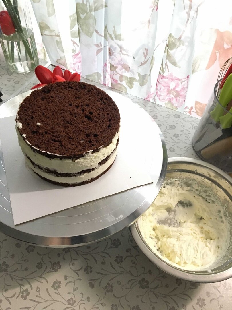 Уже собранный торт ждет оформления.