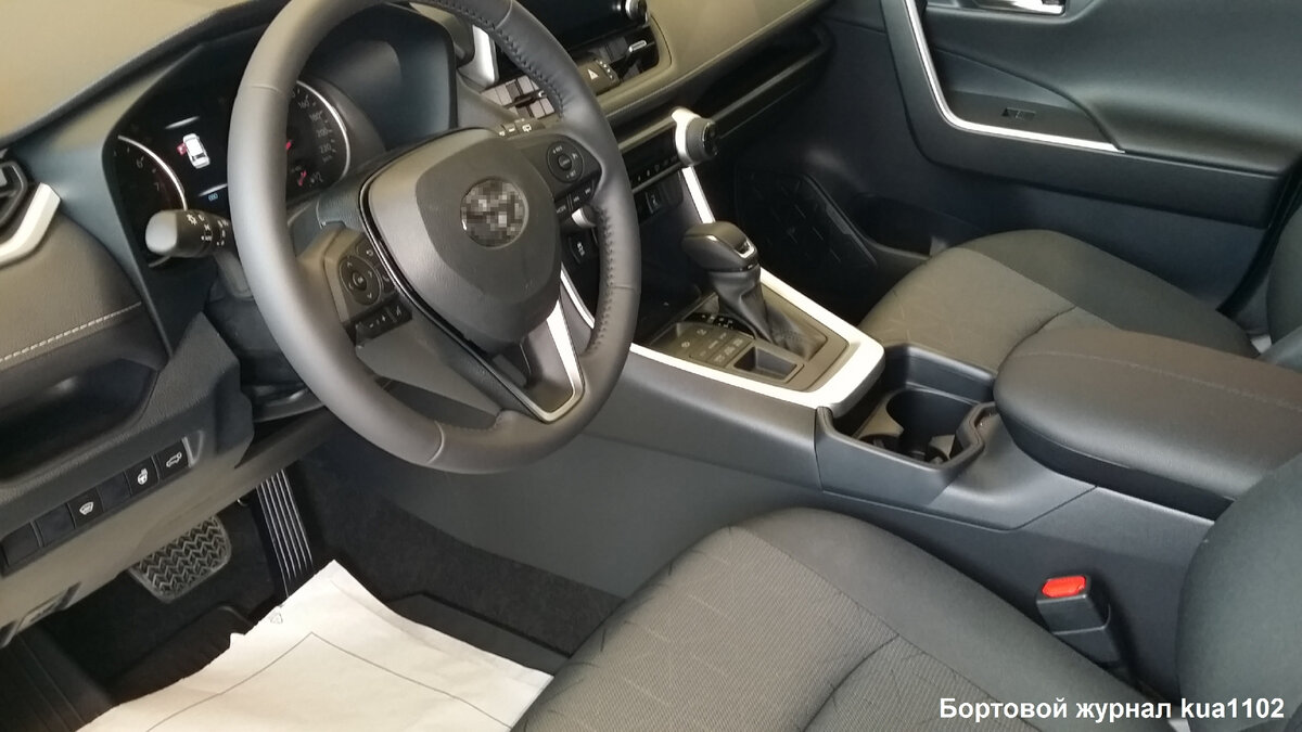 Вид на место водителя автомобиля Toyota RAV4 в комплектации Комфорт. Автор фотографии kua1102