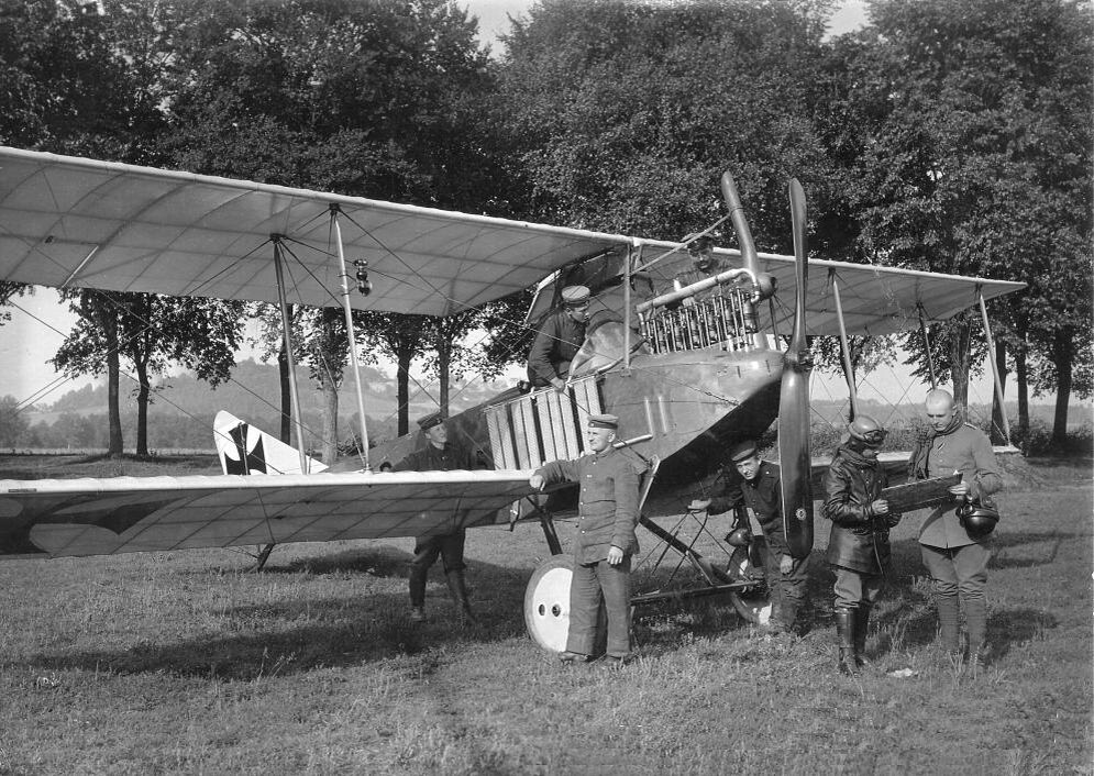Albatros B.II вместе со своим экипажем и техниками.
