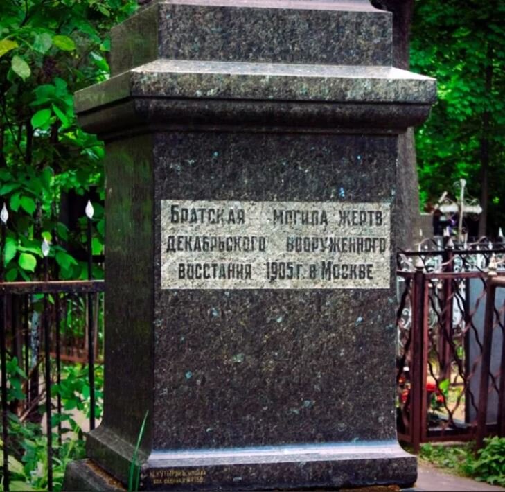 Одна из братских могил