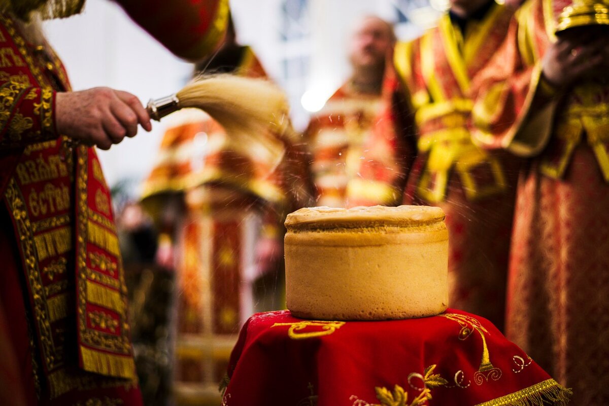 Церковный хлеб - артос раздается верующим после литургии на Антипасху