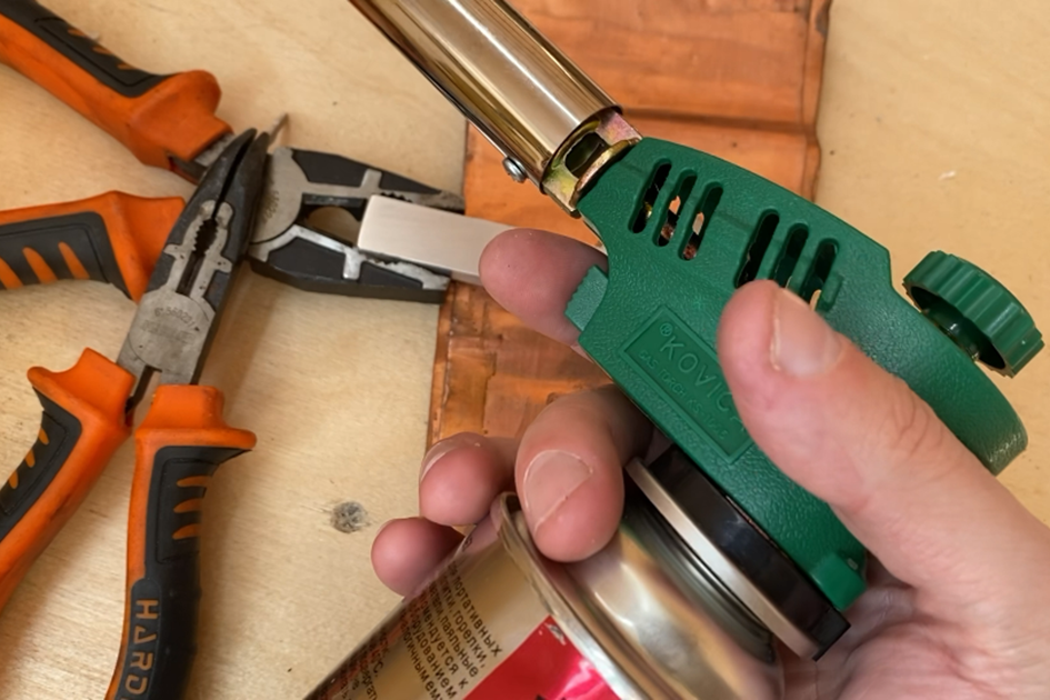 Обычная газовая горелка.