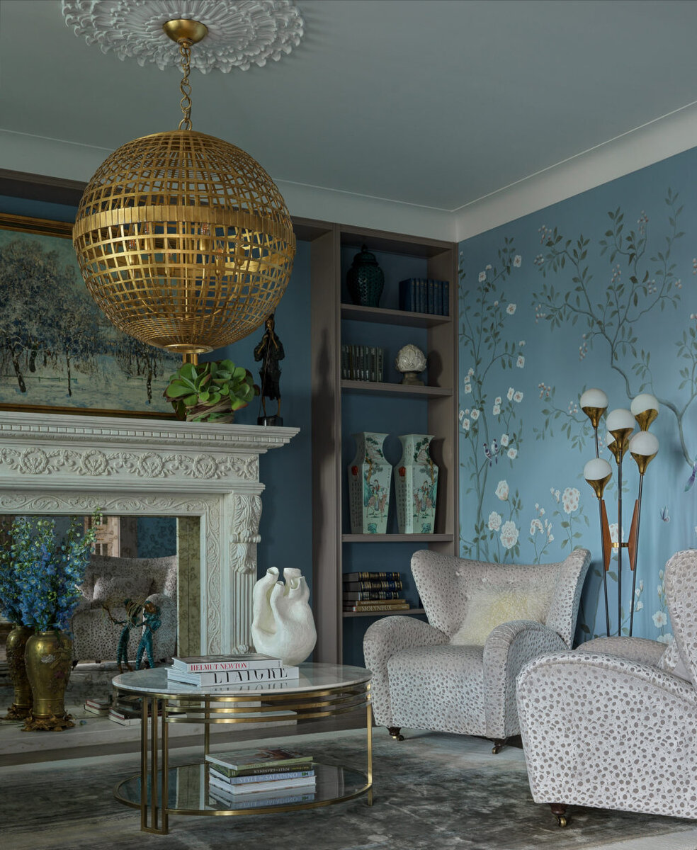 Мягкая мебель сделана на заказ в Loffilab; ковер, The Rug Company; на полках стеллажа антикварные китайские вазы; винтажный торшер, Stilnovo, из галереи Евгении Кудрявцевой; журнальный столик, Myimagination.lab; люстра, Visual Comfort & Co.