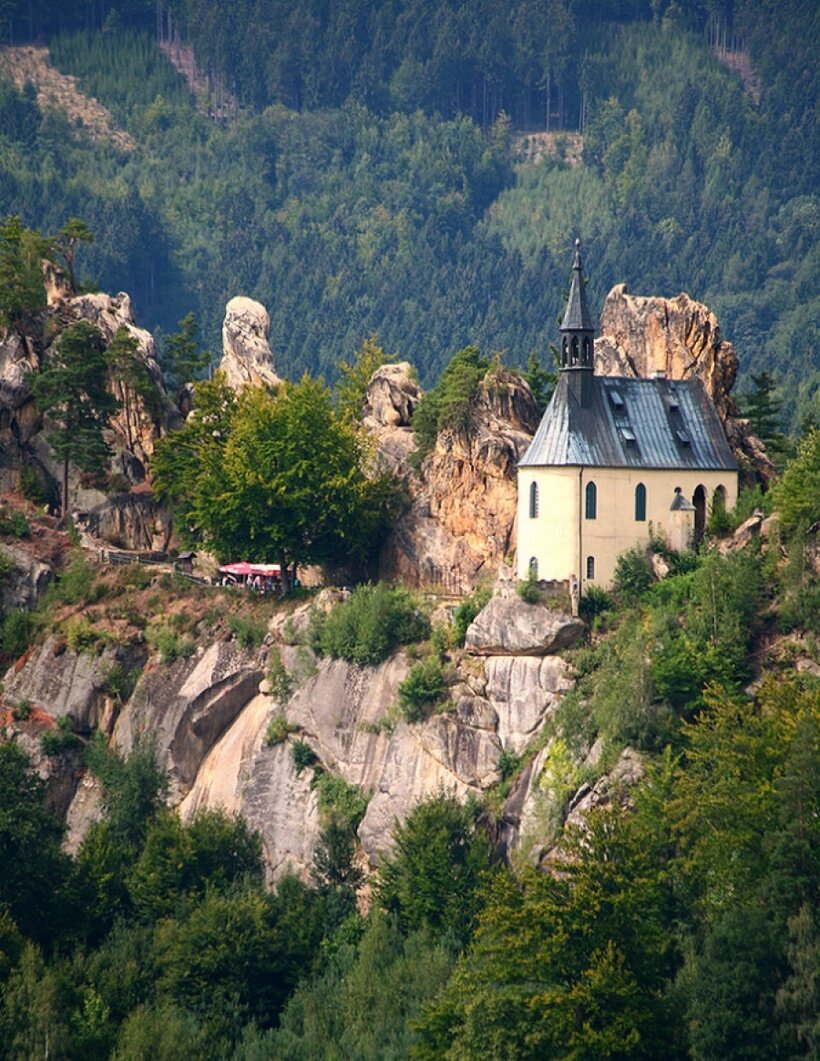 Местами красиво, есть где выпить-закусить.