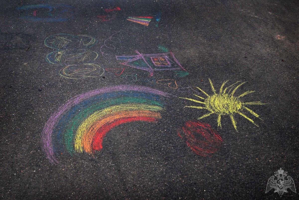 Рисование сказочный город. Рисунки цветными мелками на асфальте. Рисование цветными мелками на асфальте. Восковые мелки для рисования для малышей. Рисуем дома мелками.