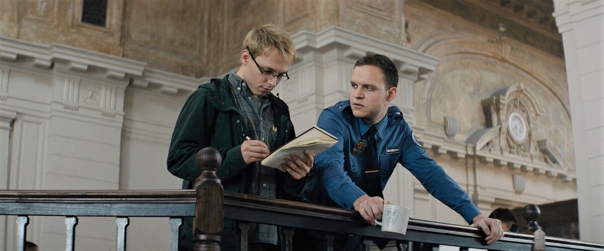 Напарник, похожий на Шурика. Кадр из к/ф «Майор Гром: Чумной Доктор».